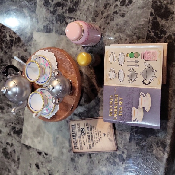 Miniverse Make It Mini Harry Potter Dolores Umbridge Tea Set - Picture 4 of 6
